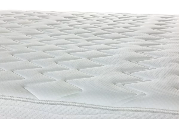 Blago valovita tekstura površine madraca na boxspring krevetu Petar