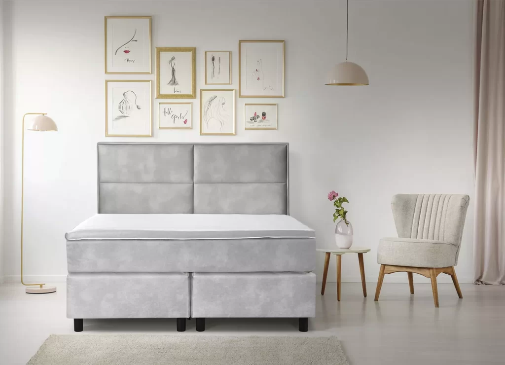 Sivi boxspring krevet Vigo u modernoj spavaćoj sobi